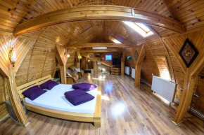 Гостиница Wooden Attic Suite  Брашов